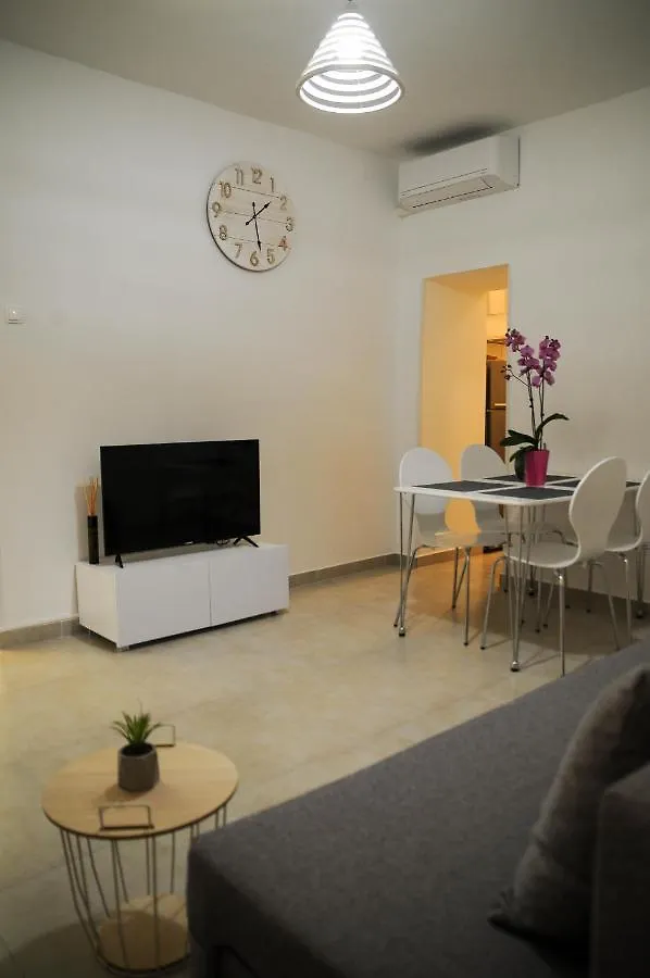 Apartman Gulliver In The Center, 10 Meters From The Sea With Private Parking In Natural Shade ラバック 0*,